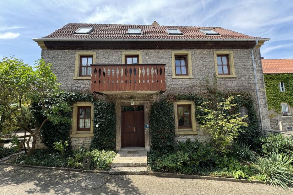 Das Bild zeigt das steinerne Geburtshaus von Dr. Alois Alzheimer in Marktbreit in Unterfranken.