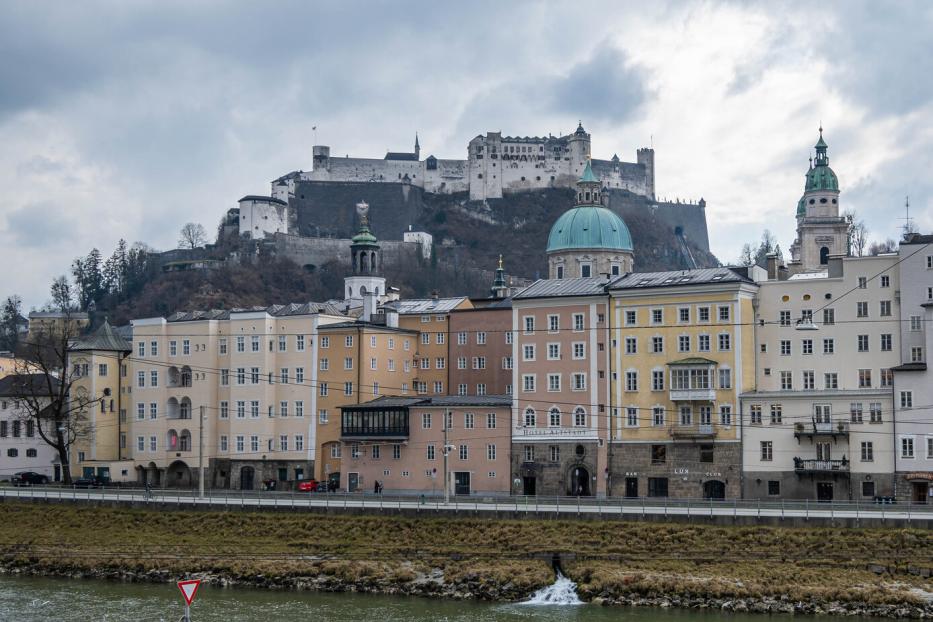 Salzburgs Altstadt mit bunten Häusern und der Festung Hohensalzburg auf dem Hügel über der Salzach.