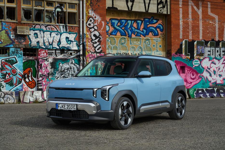 Kia EV2 Klein-SUV vor Hauswand mit Graffiti.