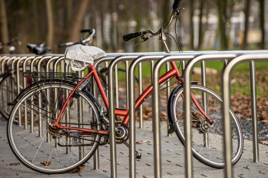 Fahrrad auf Abstelllplatz