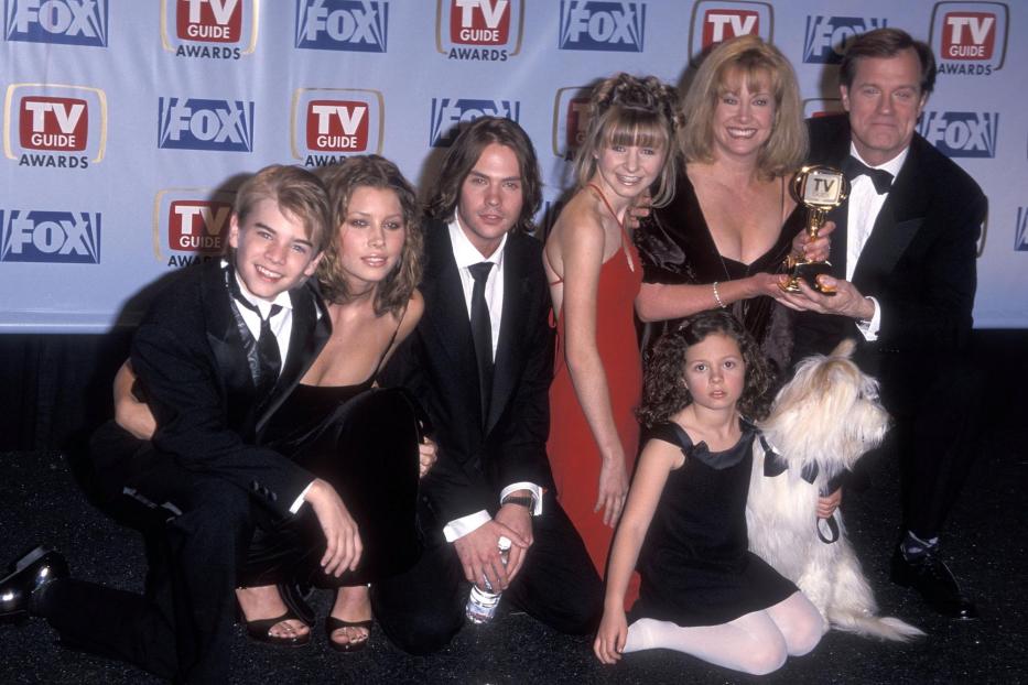 Darsteller von „Eine himmlische Familie“ posieren bei den TV Guide Awards mit einem Pokal vor einer Fox- und TV-Guide-Wand.