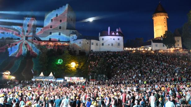 Zahlreiche Zuschauer beim Austropop-Gipfel auf der Burg Clam