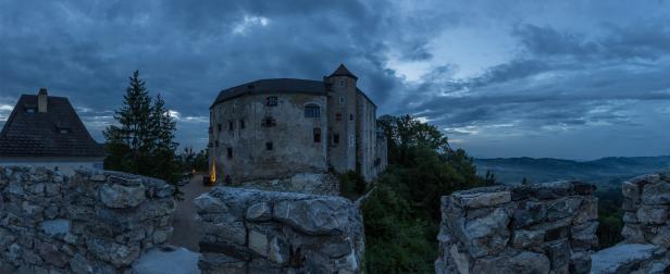 burg-plankenstein-burg-aussen-nacht.jpg