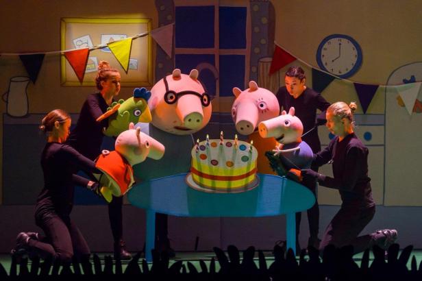 peppa-pig-live-die-ueberraschungsparty-002-copyright-theaterauftour-fotograf-wim-lanser.jpg