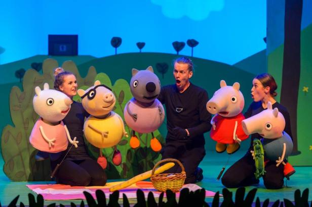 peppa-pig-live-die-ueberraschungsparty-006-copyright-theaterauftour-fotograf-wim-lanser.jpg