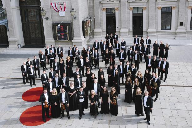 tonkuenstler-orchester-vor-musikverein-c-martina-siebenhandl.jpg