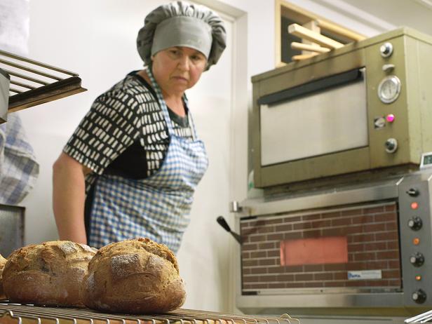 fairtraders-bildplakat-cla-woman-baker.jpg