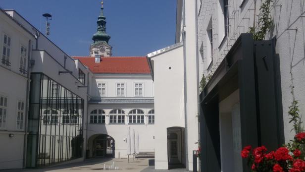 rathaus-bruck-innenhof-pavlovic.jpg