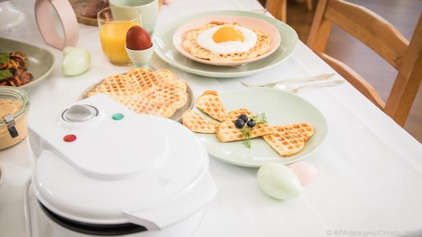 Mit Teig und Waffeleisen auf dem Tisch können die Gäste selbst Hand anlegen