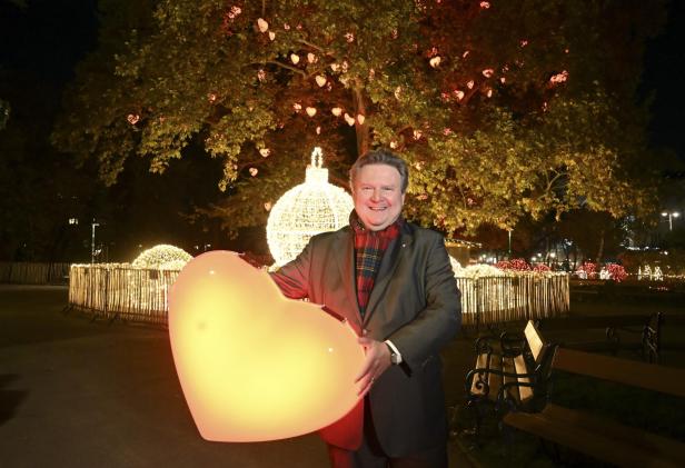 Herzerlflug und Herzerlbaum am Wiener Christkindlmarkt