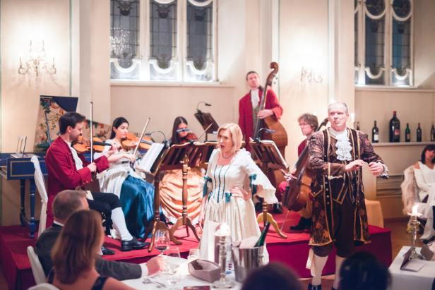 Mozart-Dinner-St.Peter-Stiftskeller-©Michael Groessinger.jpg