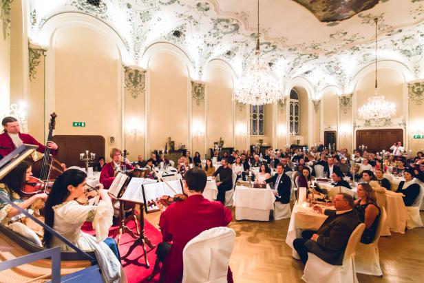 Mozart-Dinner-St.Peter-Stiftskeller-©Michael Groessinger.jpg