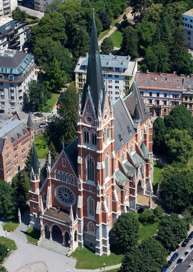 Herz-Jesu-Kirche_von oben_copyright Pfarre Herz-Jesu.jpg