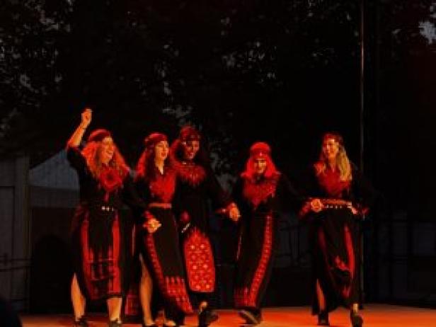 izraa-bisan-dabke-izraa-friends-quer-300x225.jpg