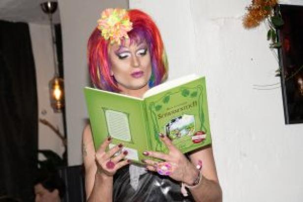 candy-licious-dragqueen-kinderbuchlesung-mit-candy-licious-c-xtra-magazin-300x200.jpg