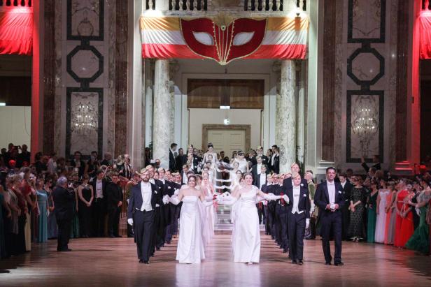 Das Eröffnungskomitte zieht in den Ballsaal der Wiener Hofburg ein.