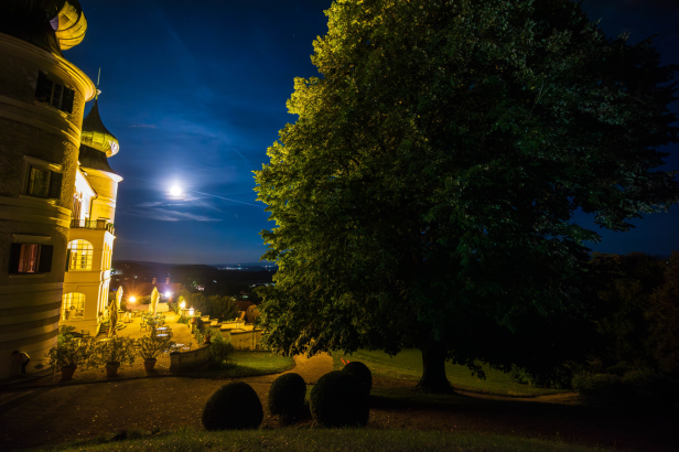 Vollmond Schloss außen.png