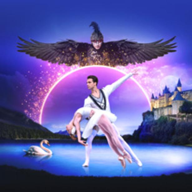 Ein Balletttänzerpaar tanzt vor einem See mit einem Schwan und einem Schloss im Hintergrund.