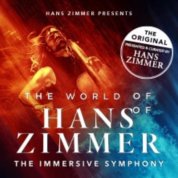 Das Cover für „The World of Hans Zimmer - The Immersive Symphony“ zeigt Hans Zimmer mit Gitarre.