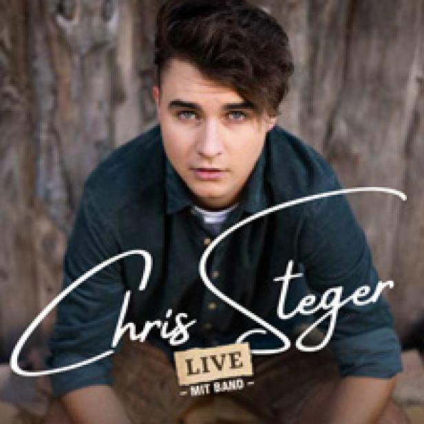 Ein Porträt des Sängers Chris Steger vor einem Holzhintergrund.