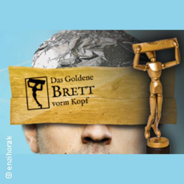 Ein Mann mit Alufolie auf dem Kopf und einem goldenen Brett vor den Augen, das den Titel „Das Goldene Brett vorm Kopf“ trägt.