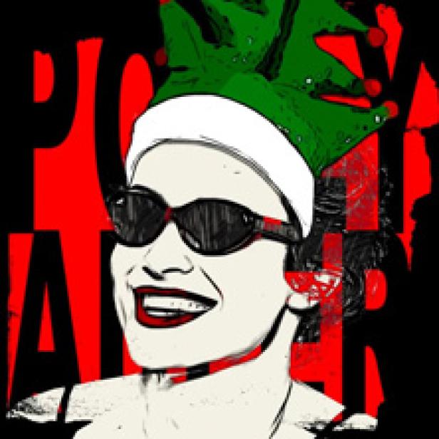 Eine Frau mit Sonnenbrille und Weihnachtsmütze lächelt.