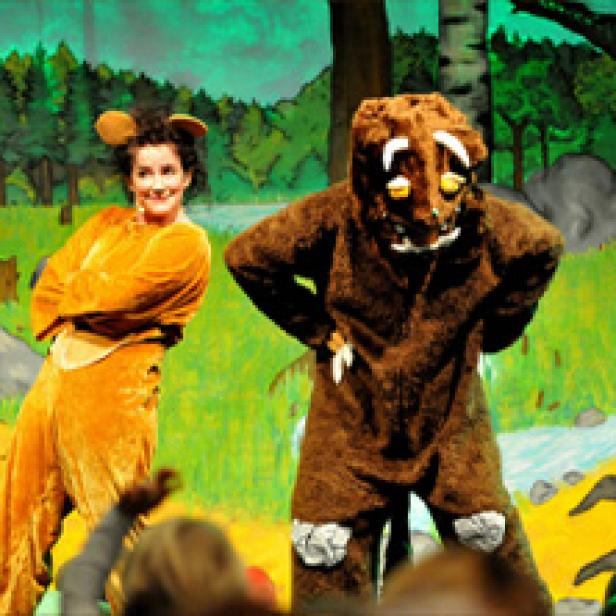 Eine Szene aus einer Bühnenaufführung mit einer Maus und dem Grüffelo.