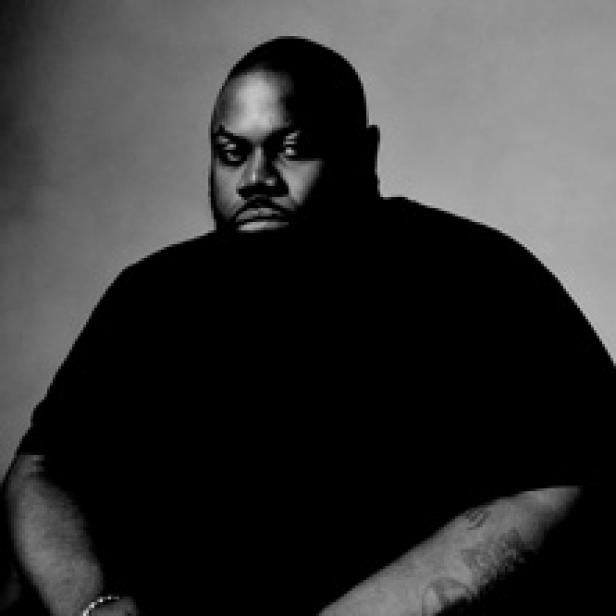 Ein Porträt des Rappers Big Narstie vor einem neutralen Hintergrund.