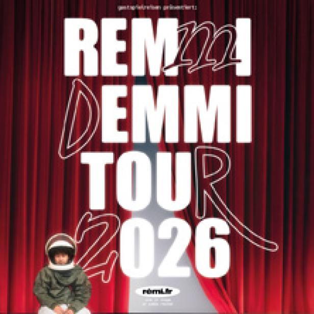 Ein Werbeplakat für die „Remmi Demmi Tour 2026“ mit einer Person im Astronautenkostüm vor einem roten Vorhang.