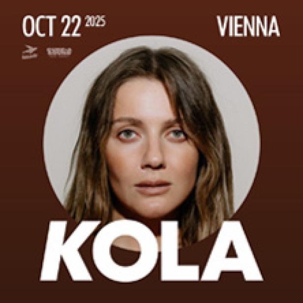 Ein Porträt der Sängerin Kola vor dem Hintergrund eines Konzertplakats für Wien am 22. Oktober 2025.