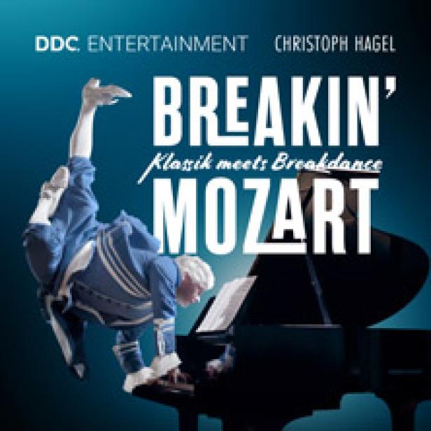 Ein Tänzer in Mozart-Kostüm führt Breakdance-Bewegungen an einem Klavier auf.