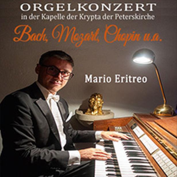 Ein Mann im Smoking spielt ein Orgelkonzert in der Krypta der Peterskirche mit Werken von Bach, Mozart und Chopin.