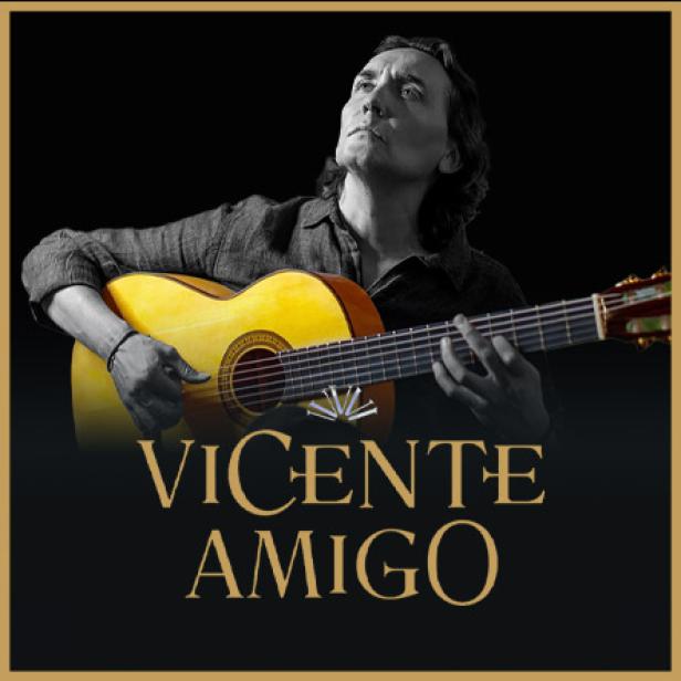 Vicente Amigo spielt Gitarre und blickt nach oben.