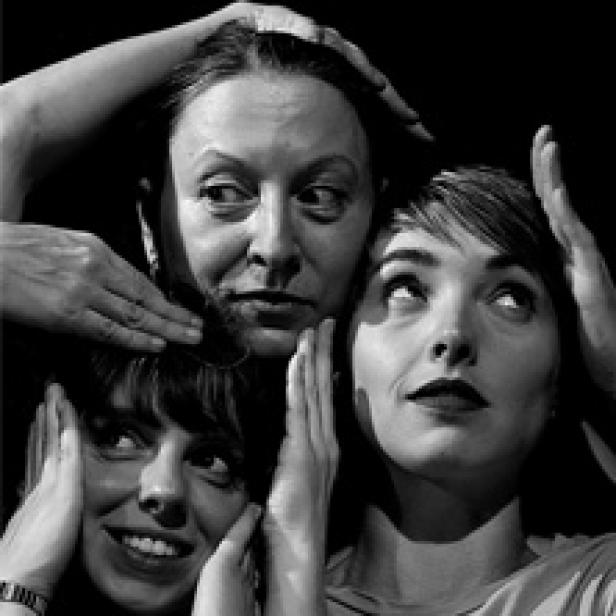 Drei Frauen posieren mit ihren Händen um ihre Köpfe in einem Schwarzweißfoto.
