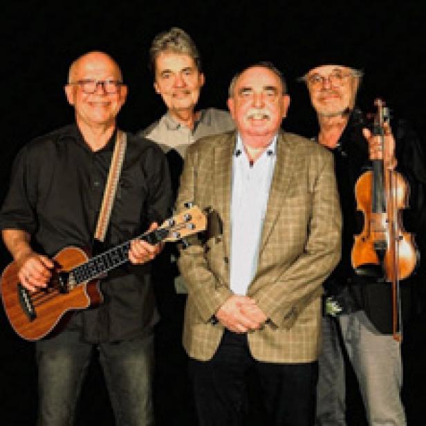 Eine Band mit vier Mitgliedern posiert mit ihren Instrumenten vor einem schwarzen Hintergrund.