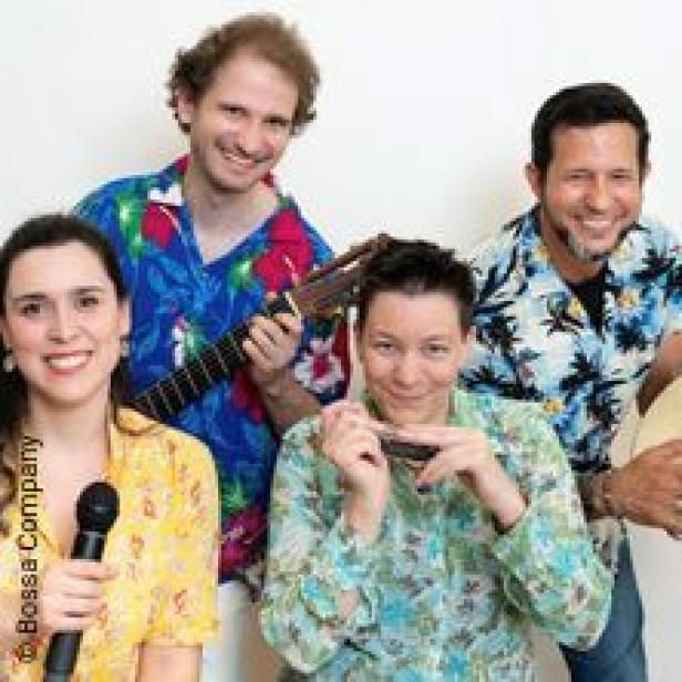 Eine vierköpfige Band in bunten Hemden lächelt in die Kamera.