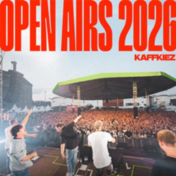 Eine große Menschenmenge jubelt vor einer Bühne mit der Aufschrift „Open Airs 2026“.