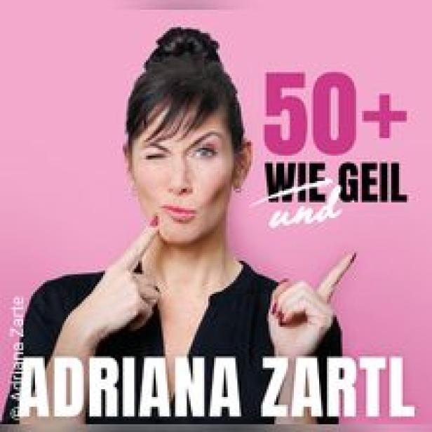 Adriana Zartl posiert vor einem pinkfarbenen Hintergrund mit dem Schriftzug „50+ WIE GEIL und“.