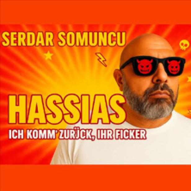 Ein Porträt von Serdar Somuncu mit Sonnenbrille vor einem orangefarbenen Hintergrund mit dem Titel „Hassias“.