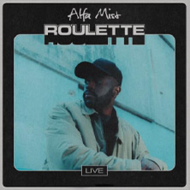 Das Albumcover von Alfa Mists „Roulette“ zeigt den Künstler vor einer blauen Wand.