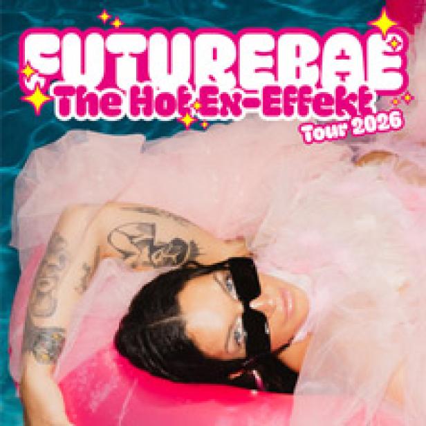 Eine Frau mit Sonnenbrille liegt auf einer pinkfarbenen Luftmatratze im Wasser, beworben wird die „The Hot Ex-Effekt Tour 2026“ von Futurebae.
