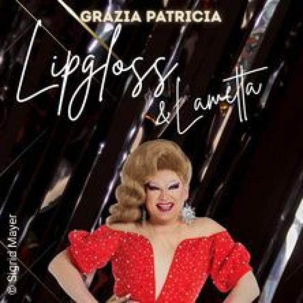 Grazia Patricia präsentiert „Lipgloss & Lametta“ in einem roten Kleid.