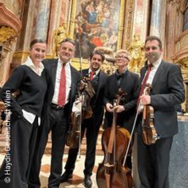 Fünf Musiker der Haydn-Gesellschaft Wien stehen mit ihren Instrumenten vor einem Altar.