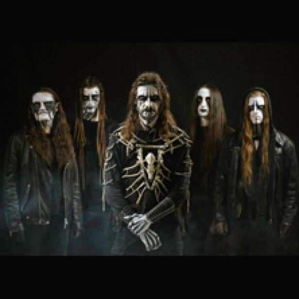 Fünf Black-Metal-Musiker mit Corpse Paint posieren vor einem schwarzen Hintergrund.