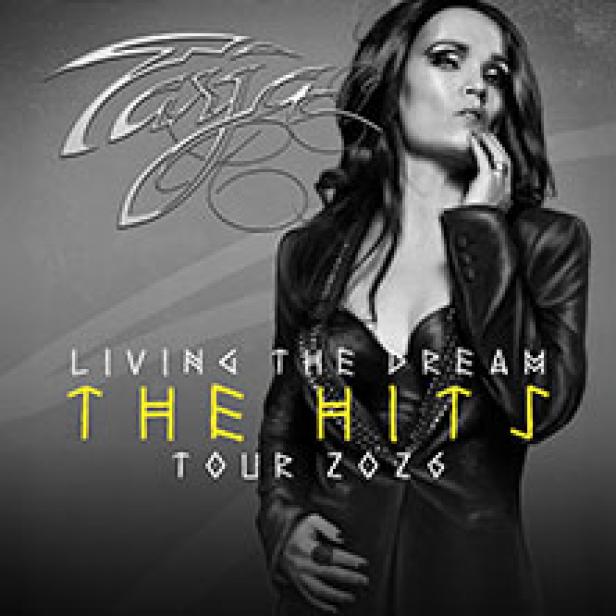 Das Cover der „Living the Dream: The Hits Tour 2026“ von Tarja Turunen zeigt die Sängerin in einem schwarzen Outfit.