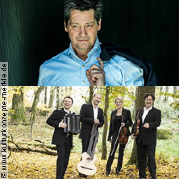 Ein Mann im Hemd und eine Musikgruppe mit Akkordeon, Gitarre und Geige stehen im Wald.