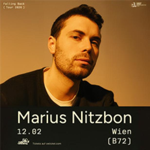 Ein Porträt des Musikers Marius Nitzbon vor einem beigen Hintergrund.