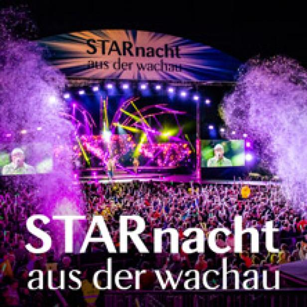 Blick auf die Bühne der „STARnacht aus der Wachau“ mit Publikum und Konfetti.