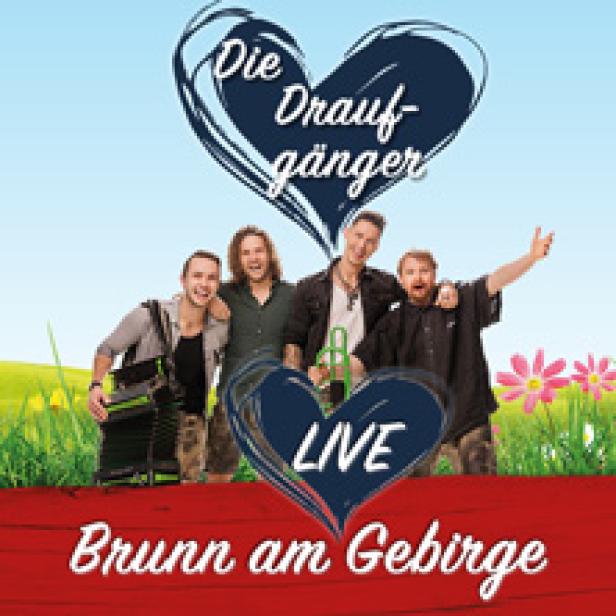 Die Band „Die Draufgänger“ steht vor einer Wiese mit Blumen und dem Schriftzug „Brunn am Gebirge“.