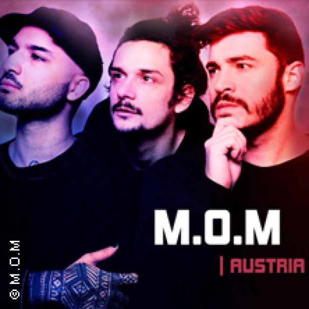 Das österreichische Musikerkollektiv M.O.M posiert für ein Bandfoto.